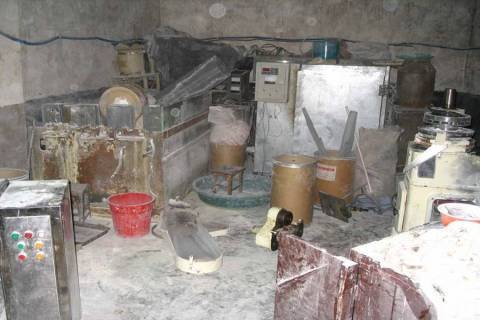 偽造薬を製造している劣悪な環境の工場写真