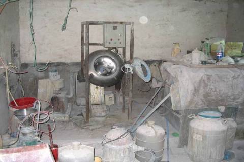 偽造薬を製造している劣悪な環境の工場写真
