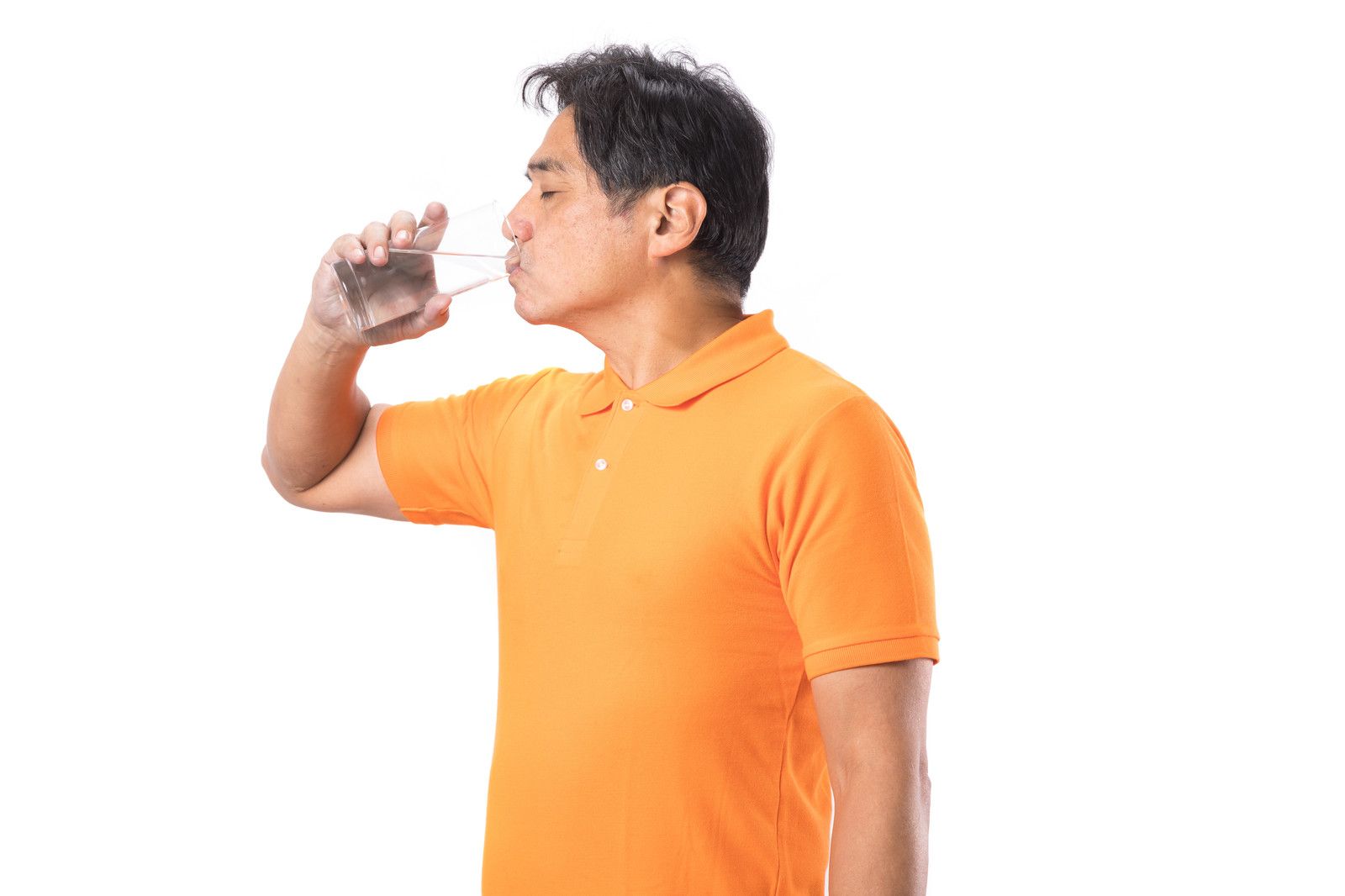 コップの水を飲む男性
